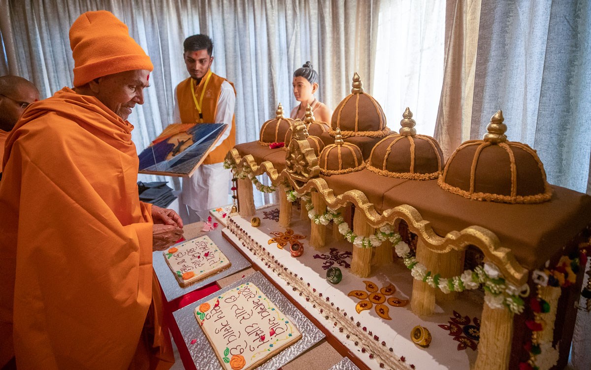 Swamishri observes a cake