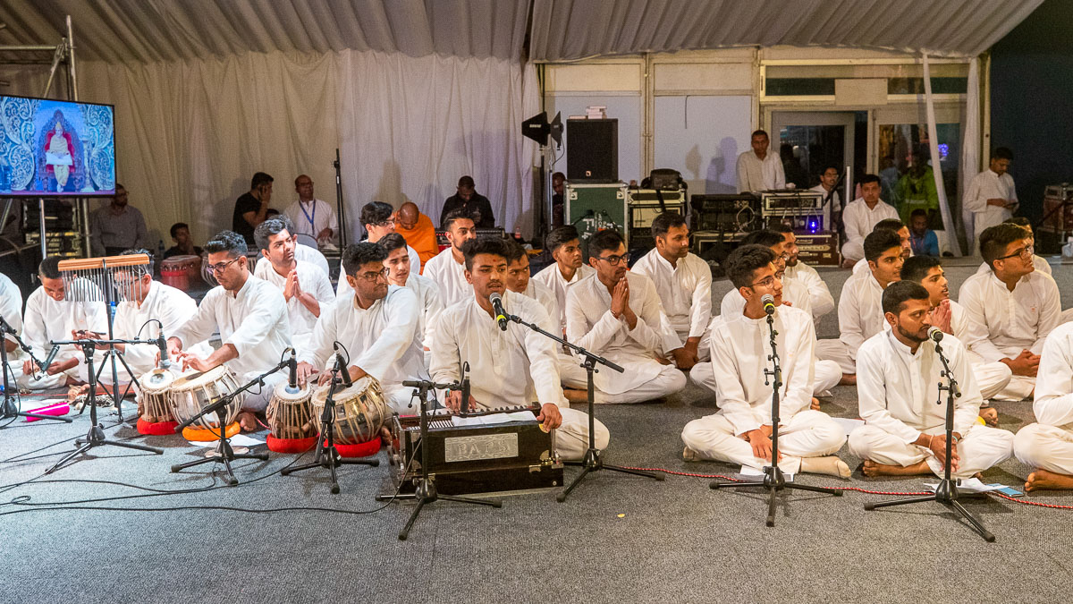 Youths sing the arti