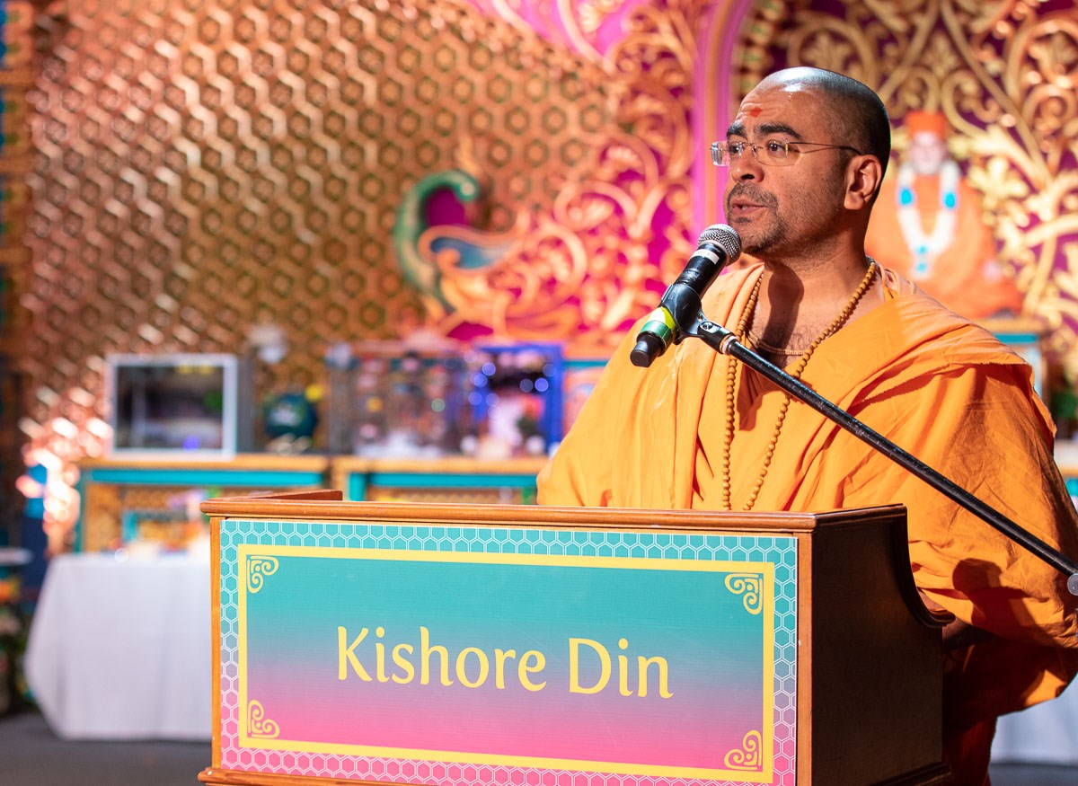 Shukmuni Swami addresses the evening Kishore Din assembly