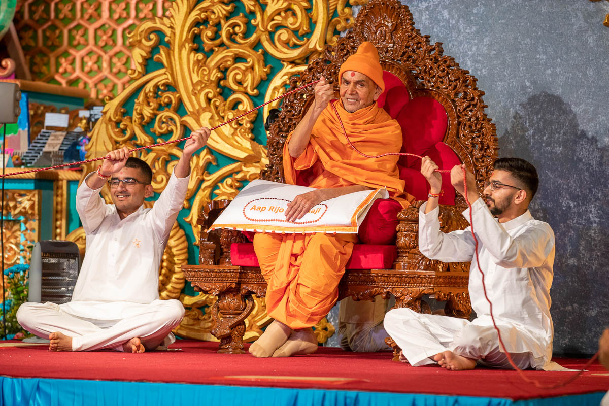 Swamishri interacts with youths