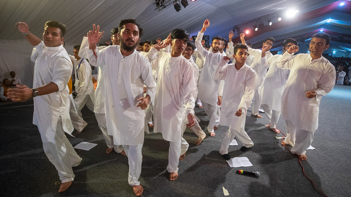 Youths rejoice before Swamishri