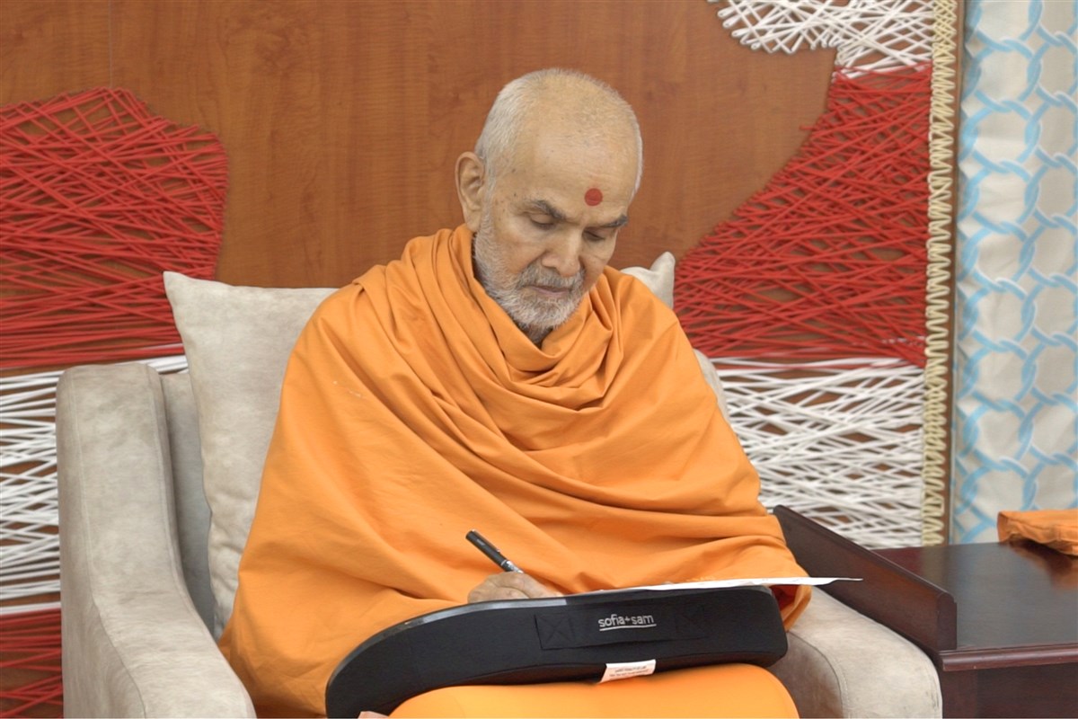 Mahant Swami Maharaj writes blessings for the 2019 UK & Europe shibirs