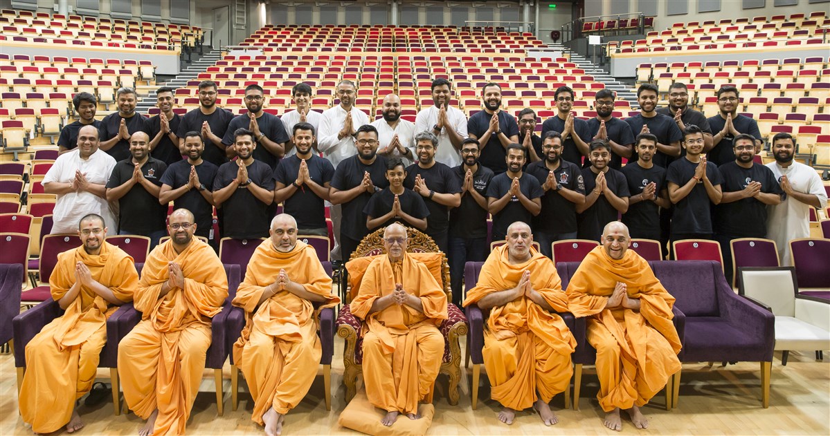 Pujya Doctor Swami and swamis with the behind-the-scenes production volunteers
