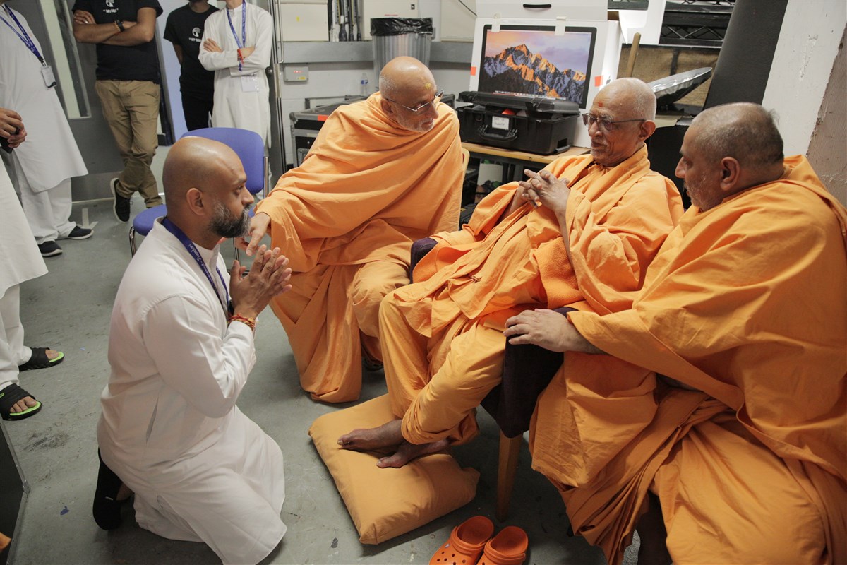 Pujya Doctor Swami blesses a lead volunteer of the shibir