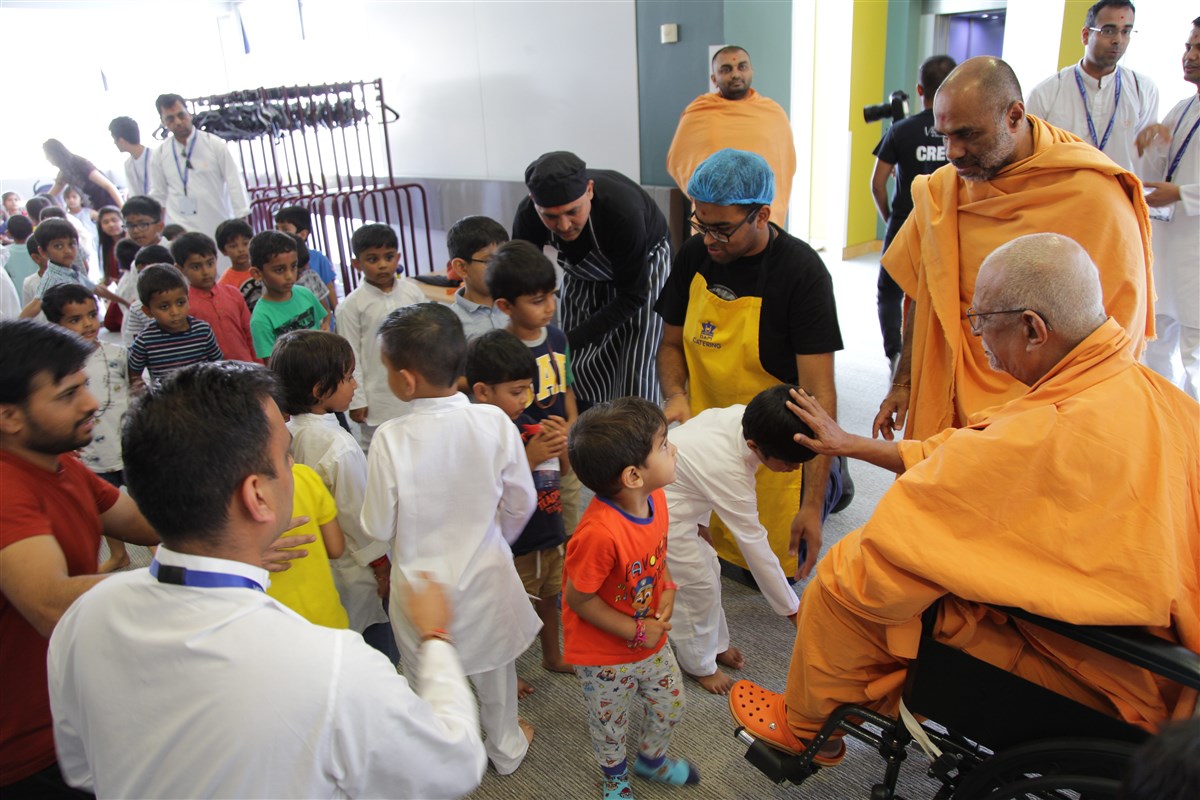 Pujya Doctor Swami blesses shishus individually