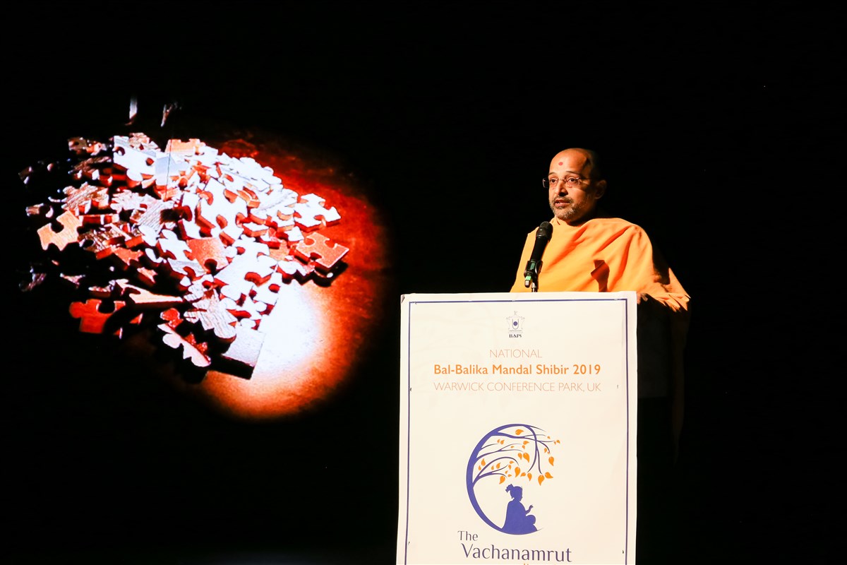 Manoharmurti Swami introduces the shibir theme