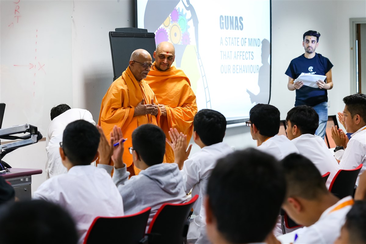 Pujya Doctor Swami blesses the delegates in the workshop