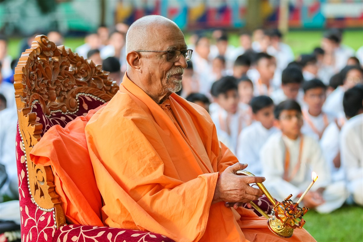 Pujya Doctor Swami performs the evening arti