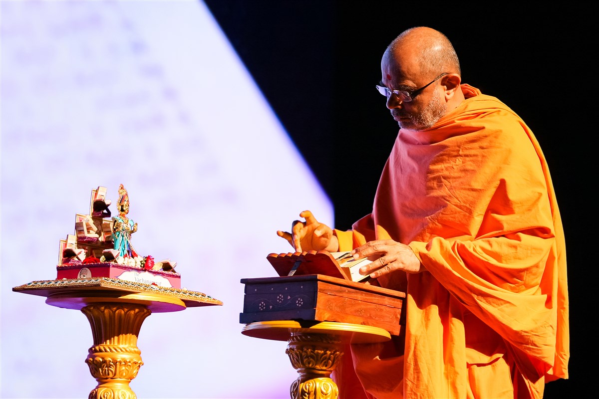 Gnaneshwar Swami inaugurates the shibir by performing pujan of the Vachanamrut