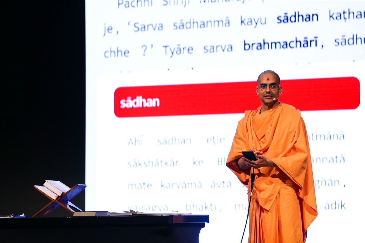 Paramtattva Swami led an interactive presentation on how to study the Vachanamrut