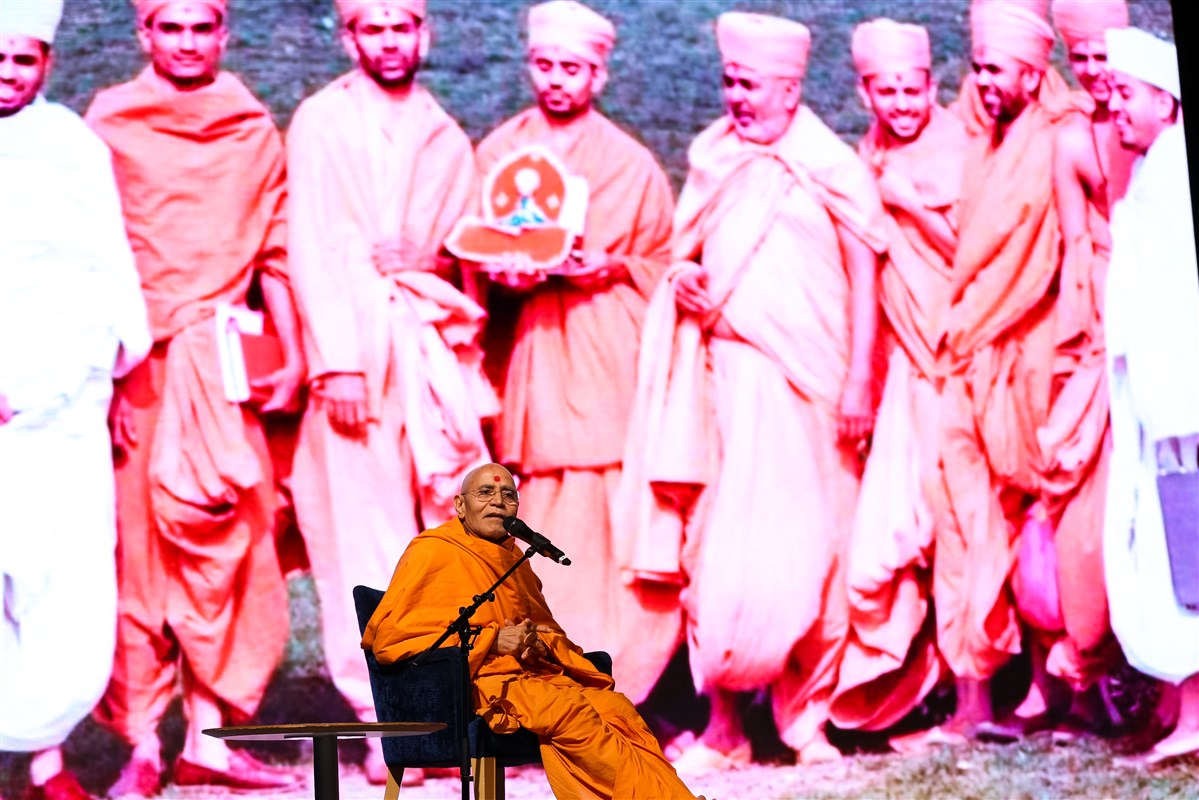 Gnanpriya Swami reminisced his own memorable encounters with Pramukh Swami Maharaj spanning several decades