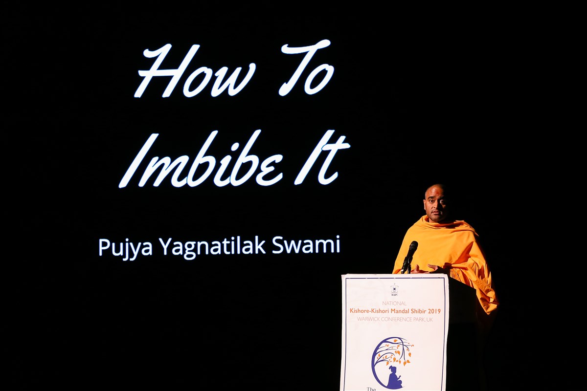 Yagnatilak Swami delivers the concluding address