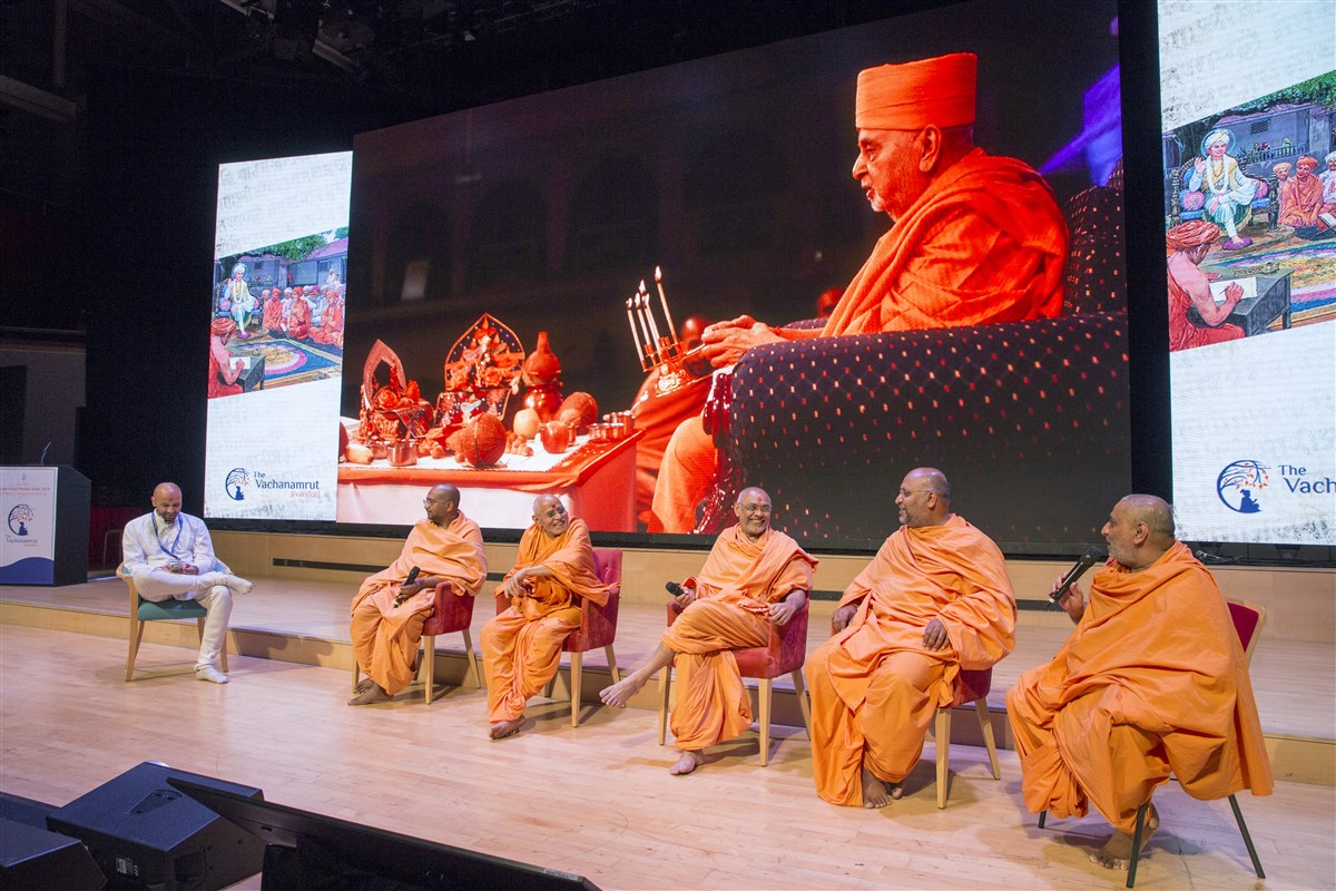 Swamis share personal encounters with Pramukh Swami Maharaj and Mahant Swami Maharaj in a light evening session