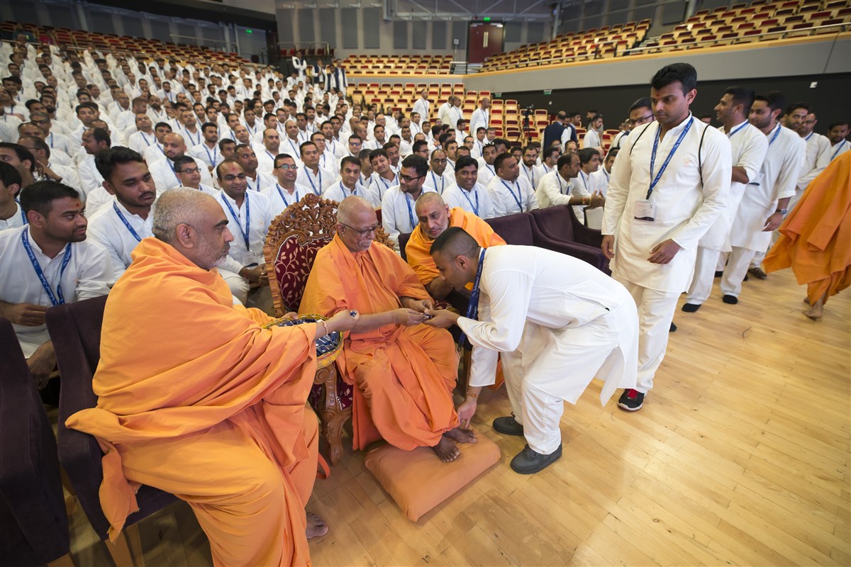 Pujya Doctor Swami meets the delegates individually and gives them prasad