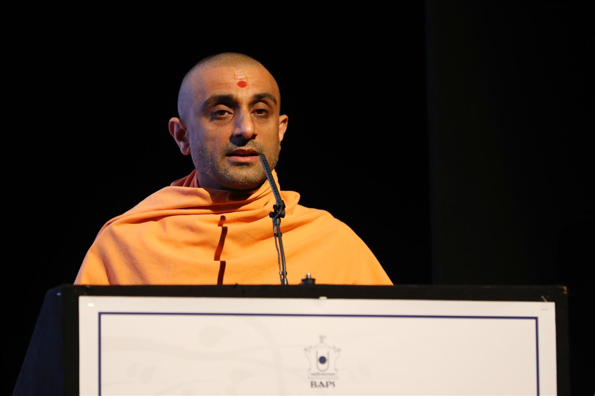 Tyagratna Swami introduces the session on 'Tattvagnan'