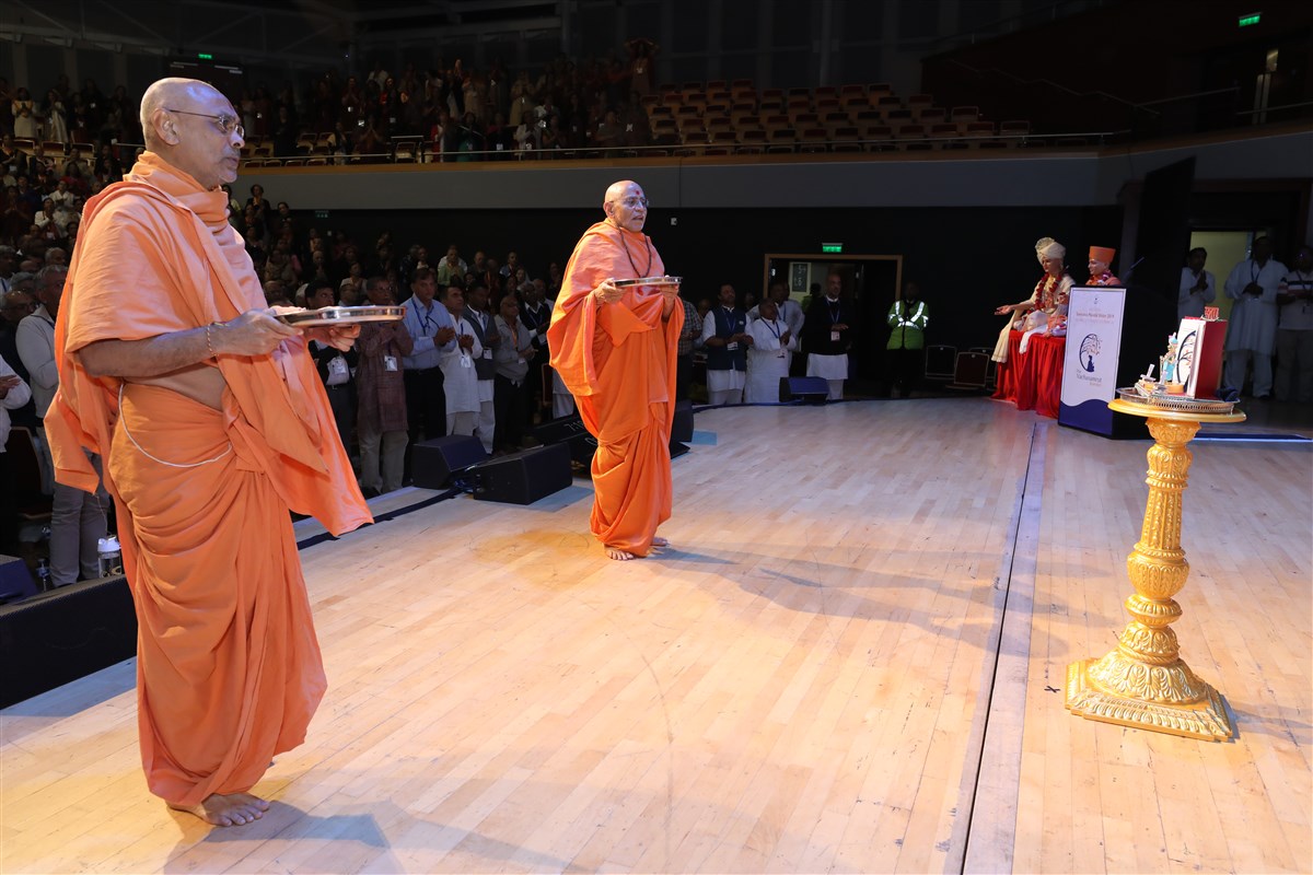 Swamis and delegates perform the evening arti