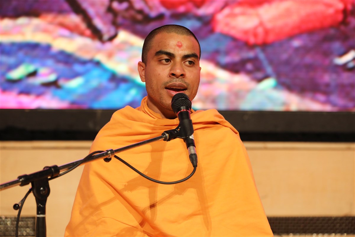 Amrutkirtan Swami sings a lively kirtan...