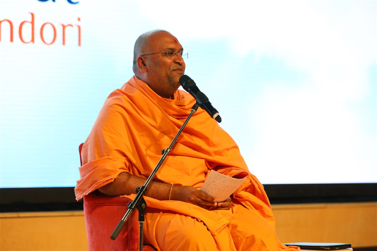 Aksharkirti Swami thereafter elaborates upon the importance of keeping “Unity in Satsang”
