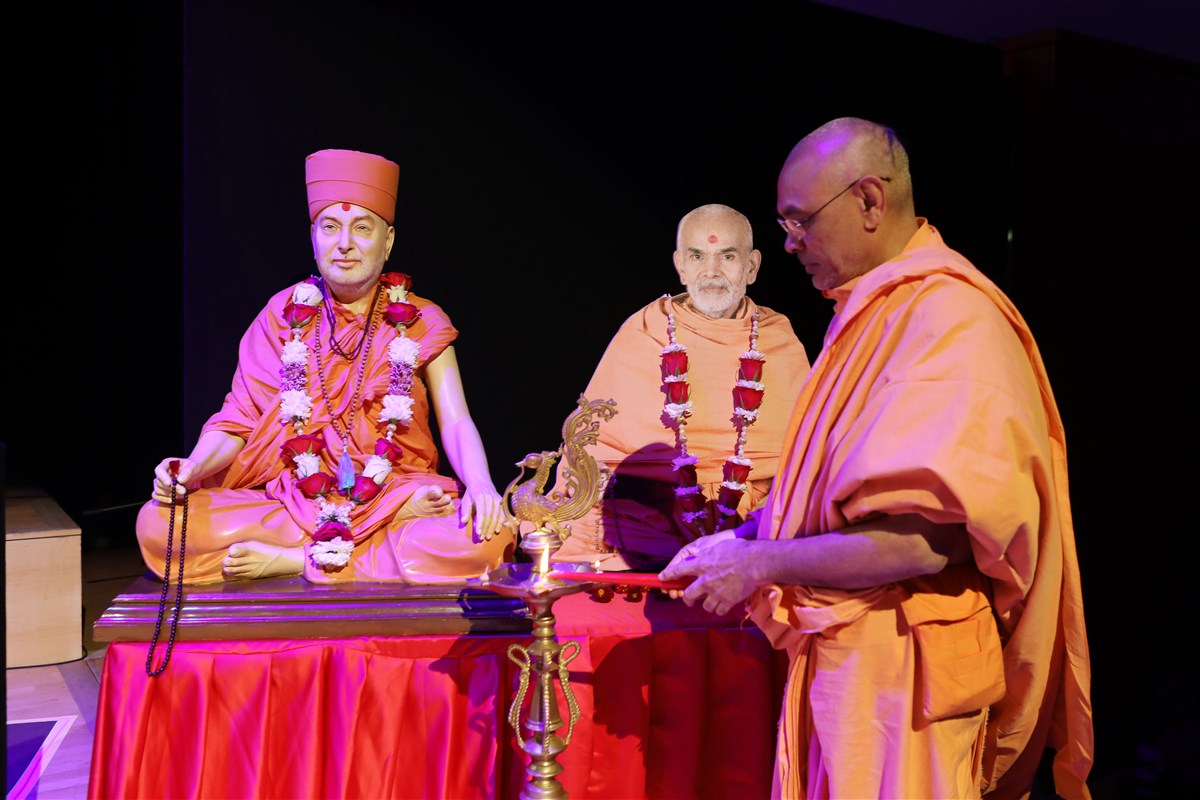 Shrutiprakash Swami inaugurates the shibir by performing the deep pragatya