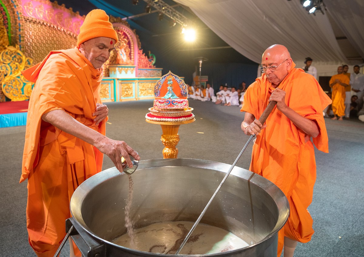 Swamishri and Pujya Tyagvallabh Swami prepare prasad for devotees