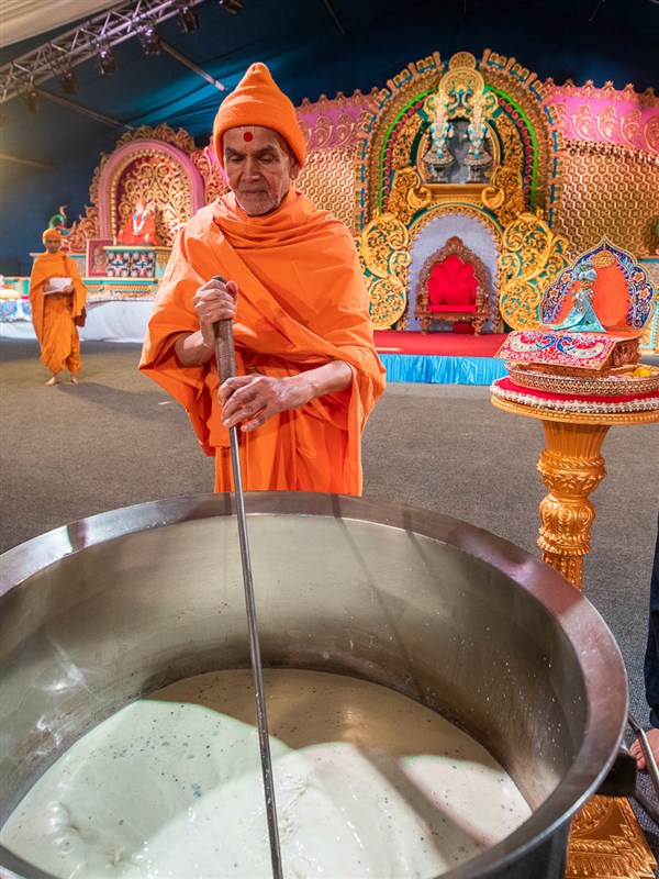 Swamishri prepares prasad for devotees