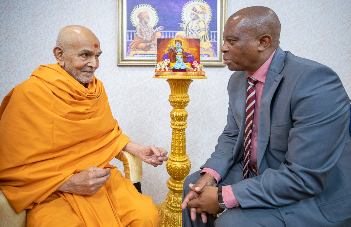 Swamishri meets Mr. Herman Mashaba, Mayor of Johannesburg