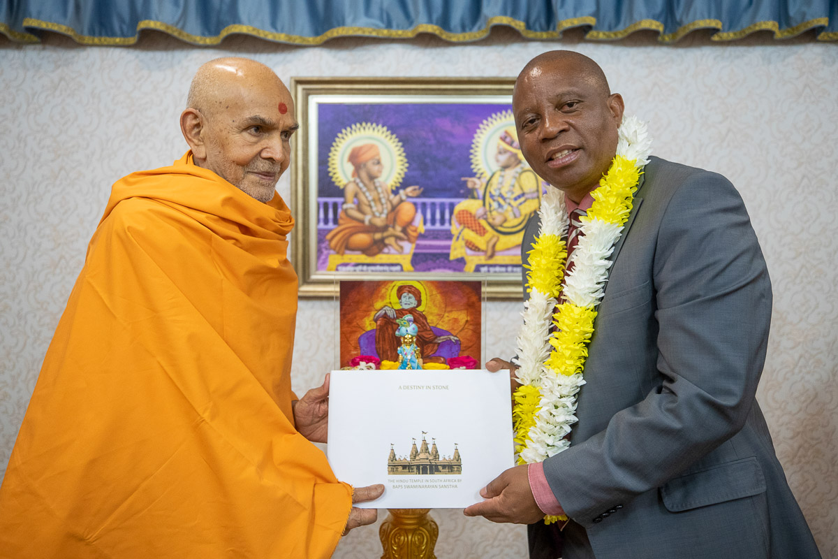 Swamishri presents a memento to Mr. Herman Mashaba