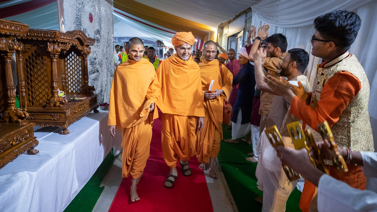 Youths welcome Swamishri to the evening satsang assembly