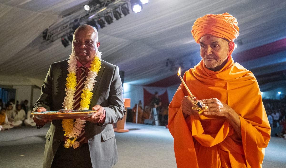 Swamishri and Mr. Herman Mashaba perform the evening arti