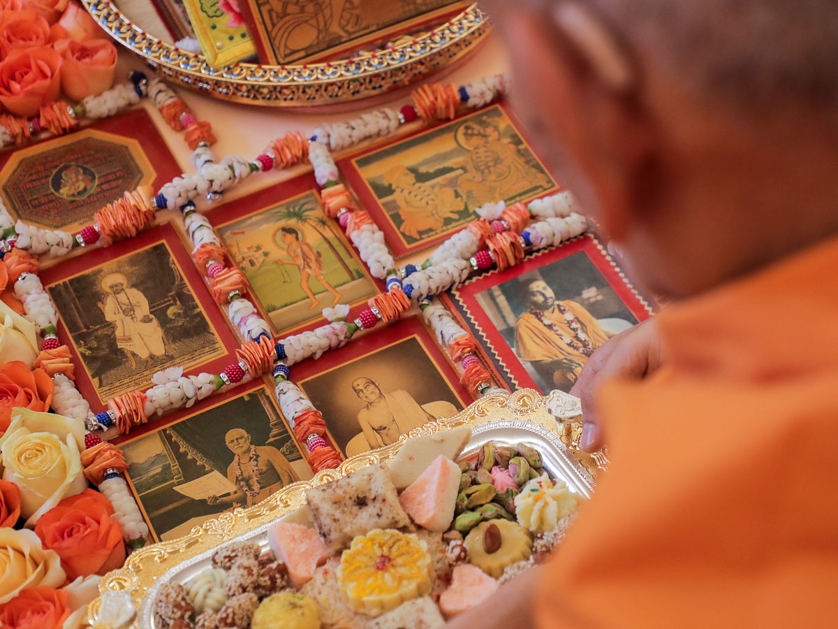 Swamishri offers thal to Shri Guru Paramparas
