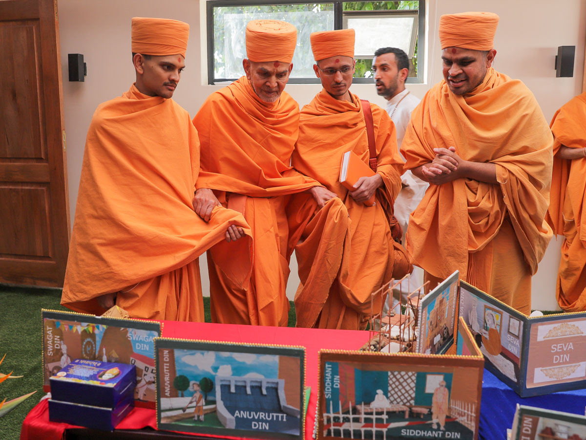 Swamishri observes creative artworks