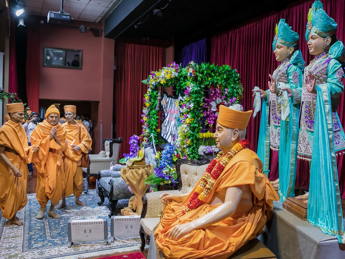 Swamishri engrossed in darshan of Thakorji  and Brahmaswarup Pramukh Swami Maharaj