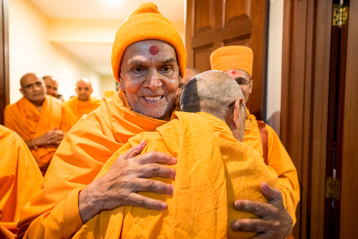 Swamishri embraces Shrutiprakash Swami