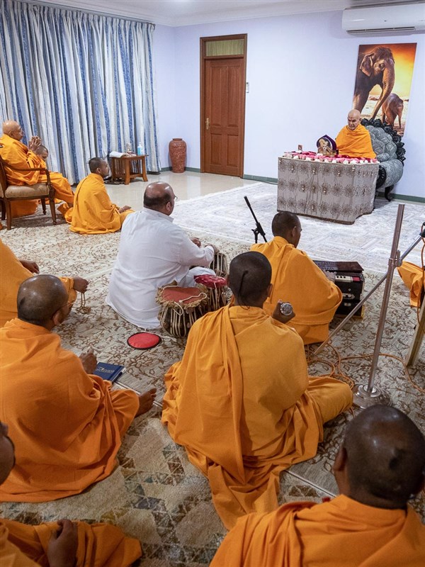 Pujya Tyagvallabh Swami and sadhus doing Swamishri's puja darshan