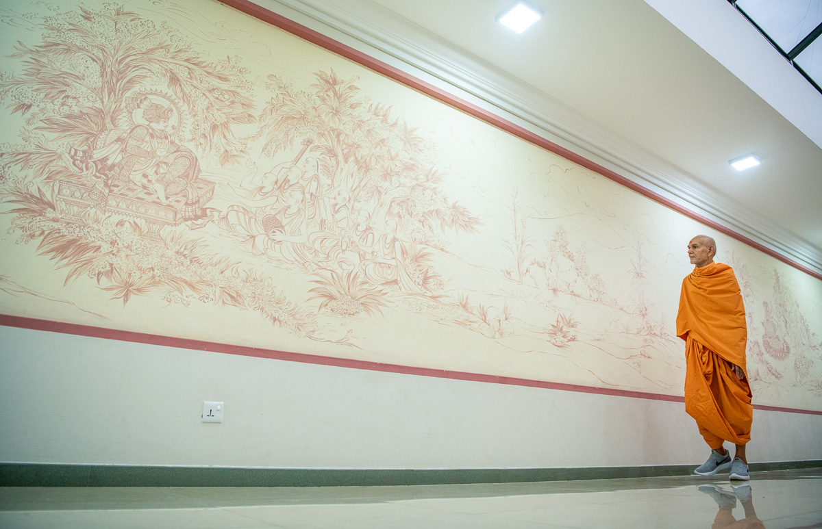 Swamishri observes drawings on the wall