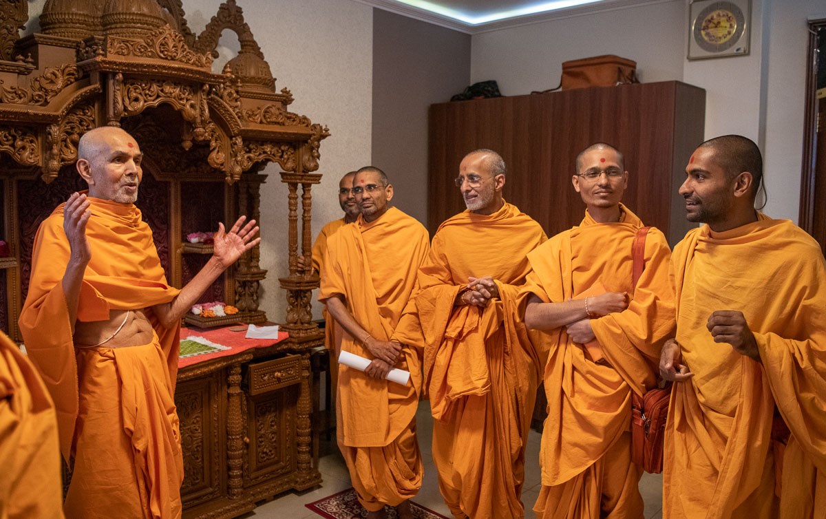 Swamishri visits sant ashram