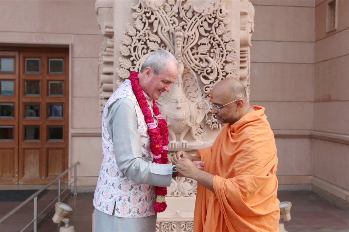 Governor Phil Murphy traditionally greeted at Swaminarayan Akshardham in New Delhi by Gnanmuni Swami