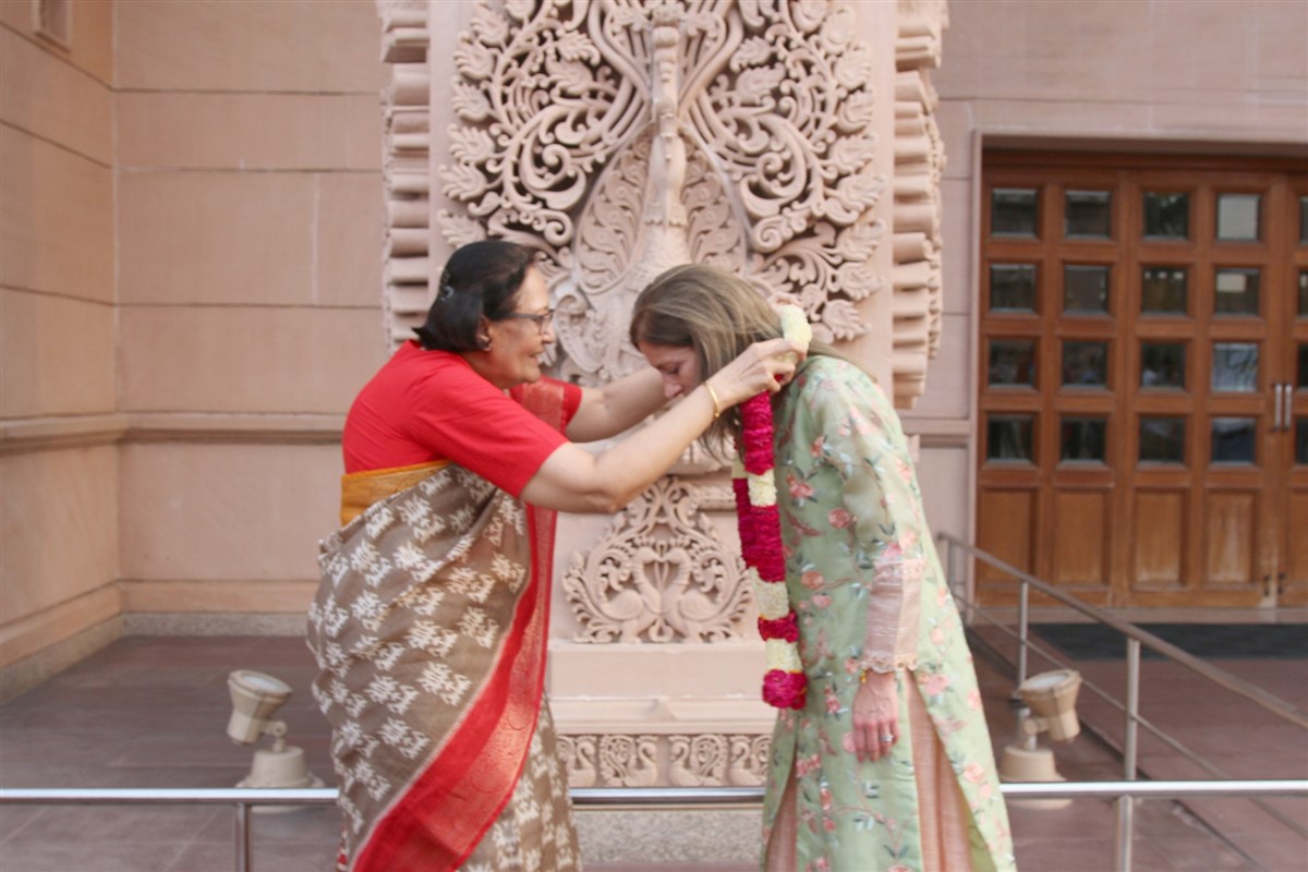 First Lady Tammy Murphy traditionally greeted at Swaminarayan Akshardham in New Delhi