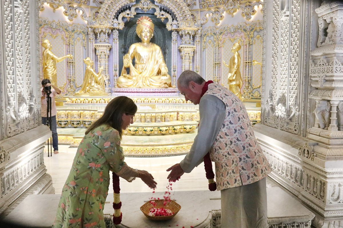 Governor Phil Murphy of New Jersey and First Lady Tammy Murphy pay respects by offering flowers at Swaminarayan Akshardham Mandir