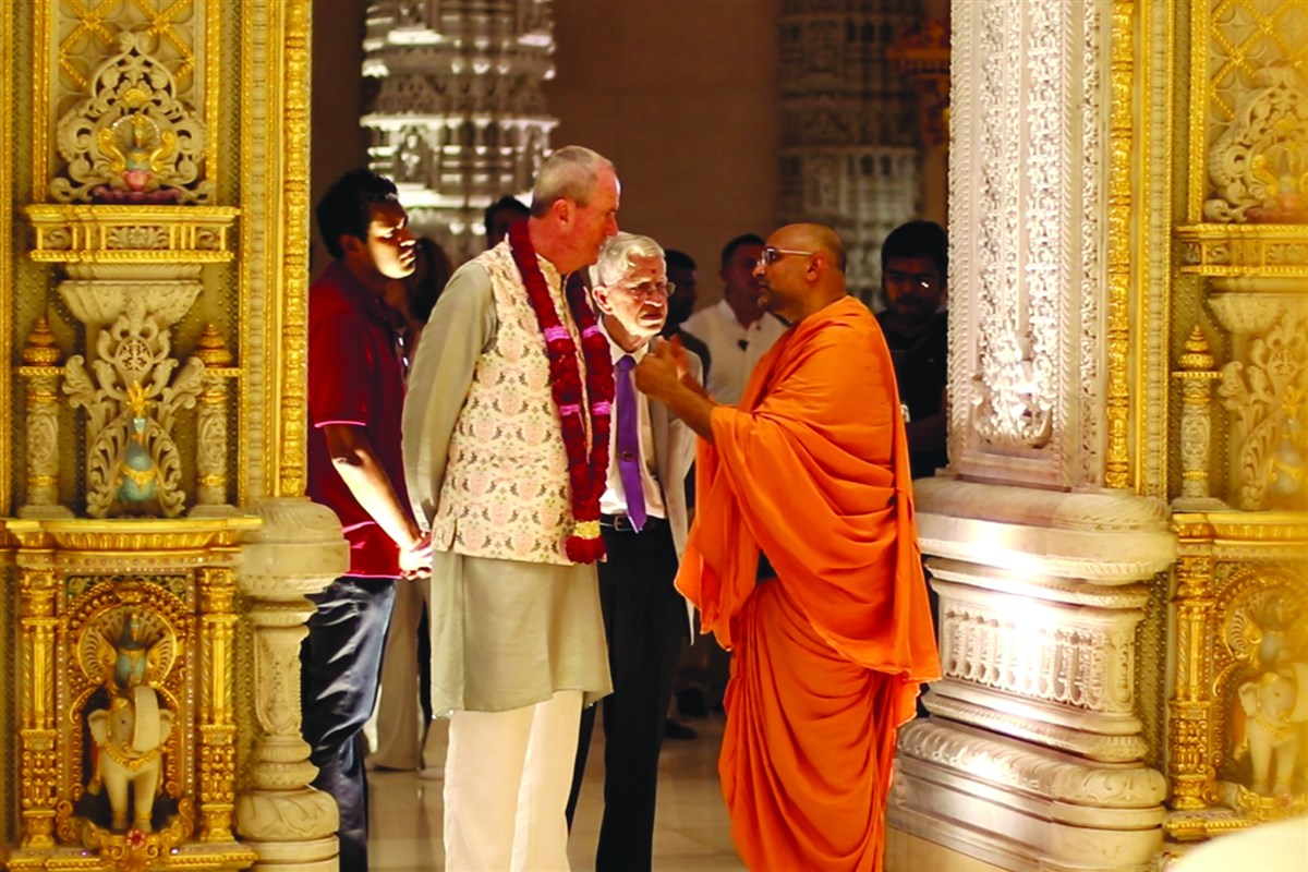 Governor Phil Murphy admires the architecture of the Akshardham Mandir