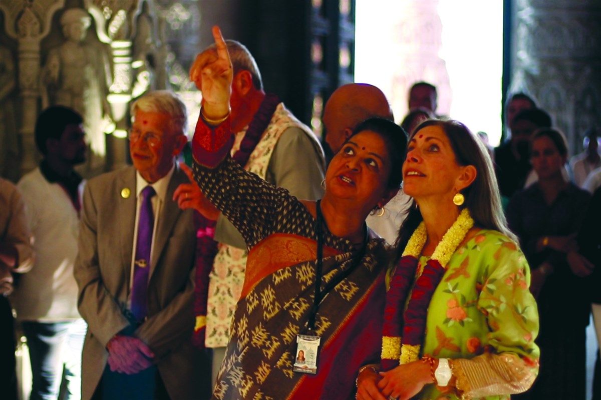 First Lady Tammy Murphy admires the architecture of the Akshardham Mandir