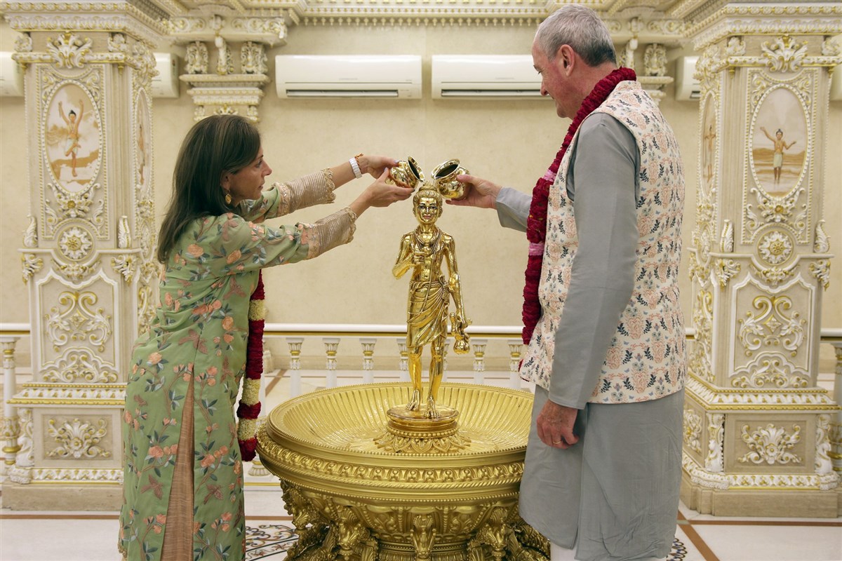 Governor Phil Murphy and First Lady Tammy Murphy participate in abhishek of Shri Nilkanth Varni