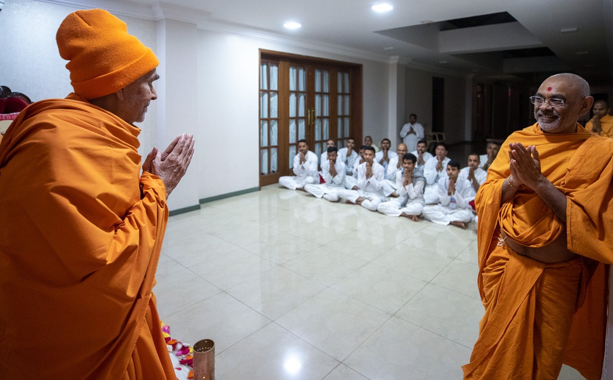 Param Pujya Mahant Swami Maharaj greets all with 'Jai Swaminarayan'