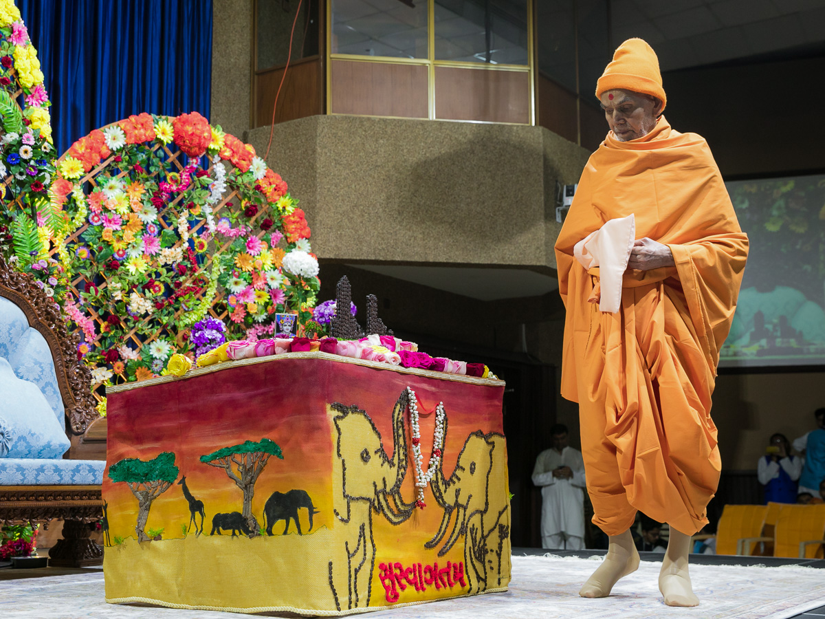 Swamishir performs pradakshina