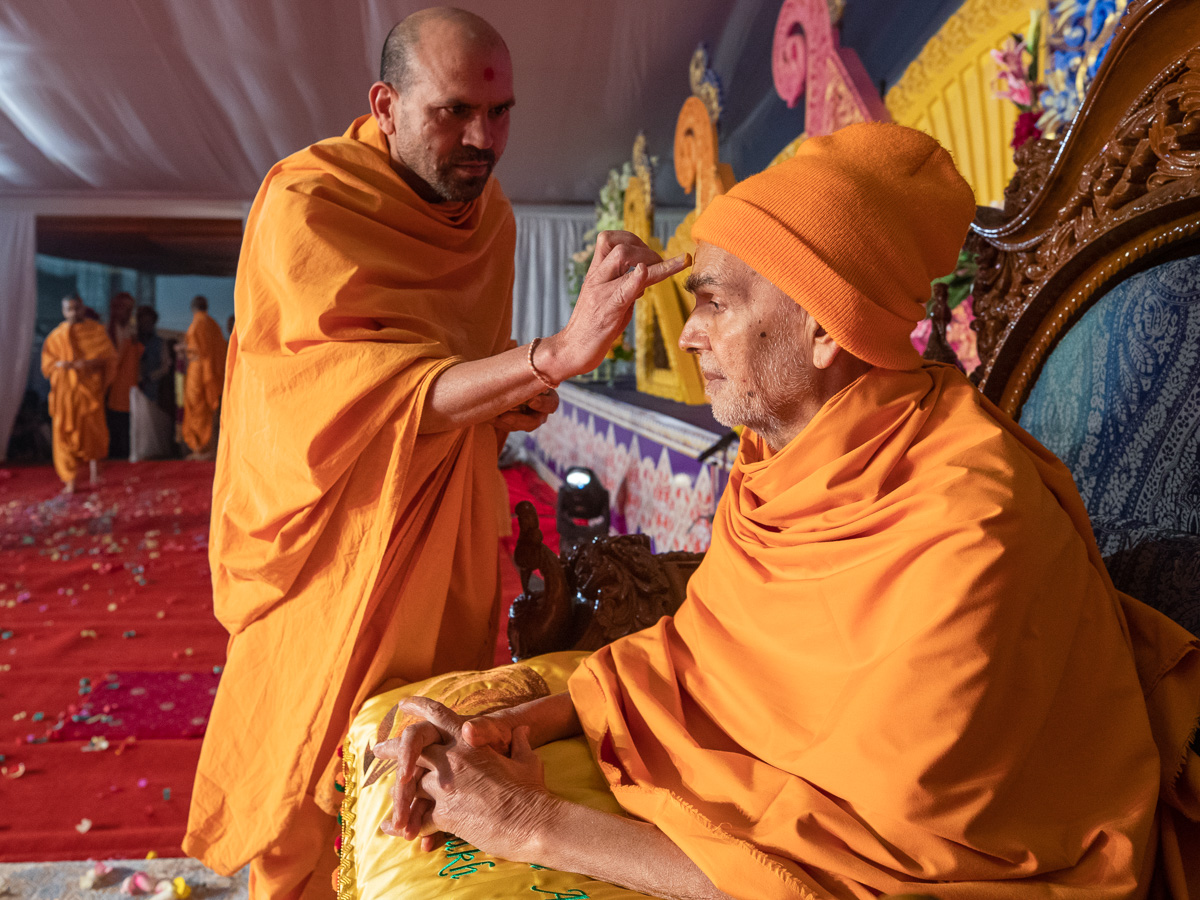 Shrijiseva Swami applies chandlo to Swamishri