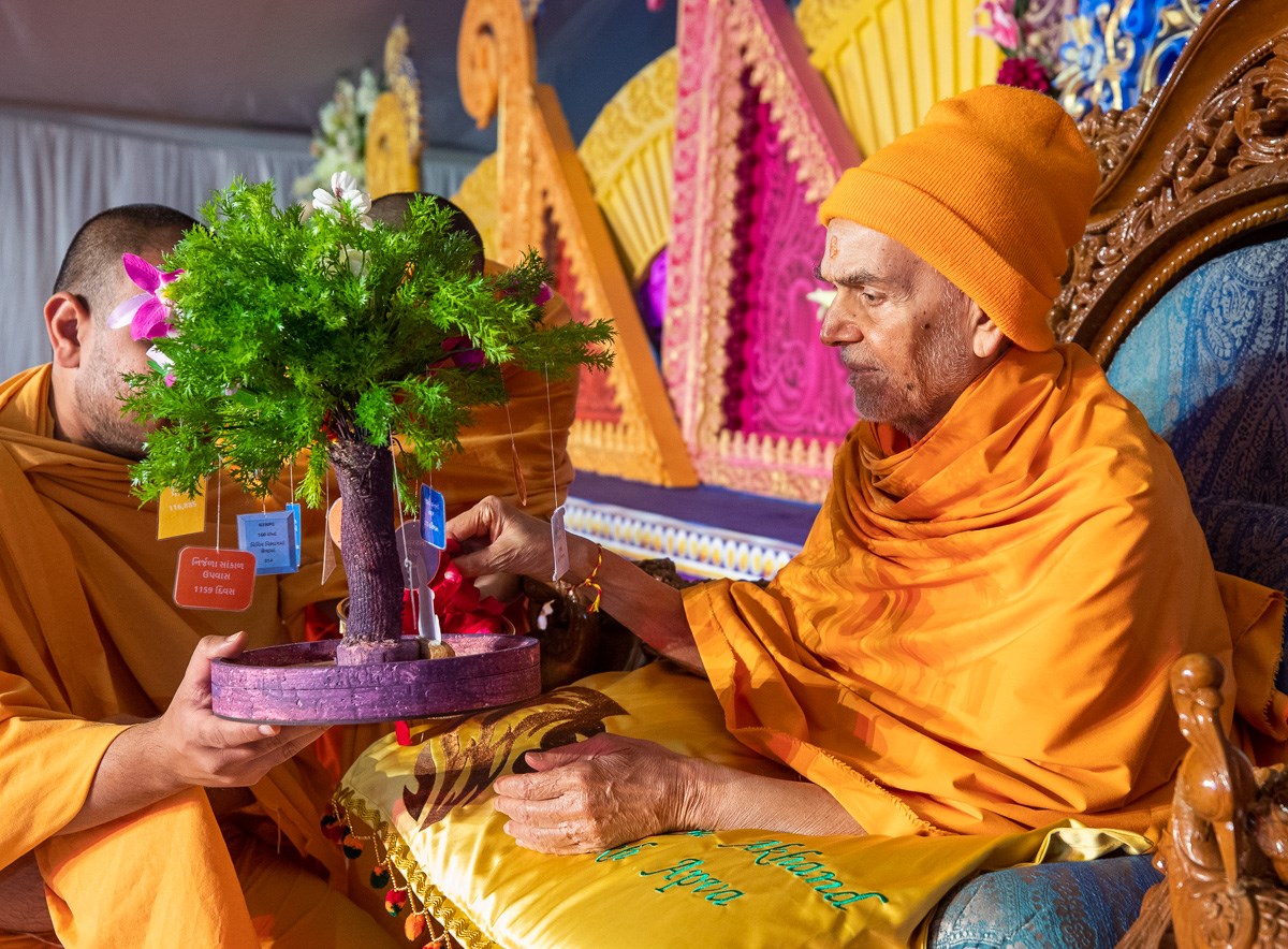 Swamishri sanctifies an artistic creation