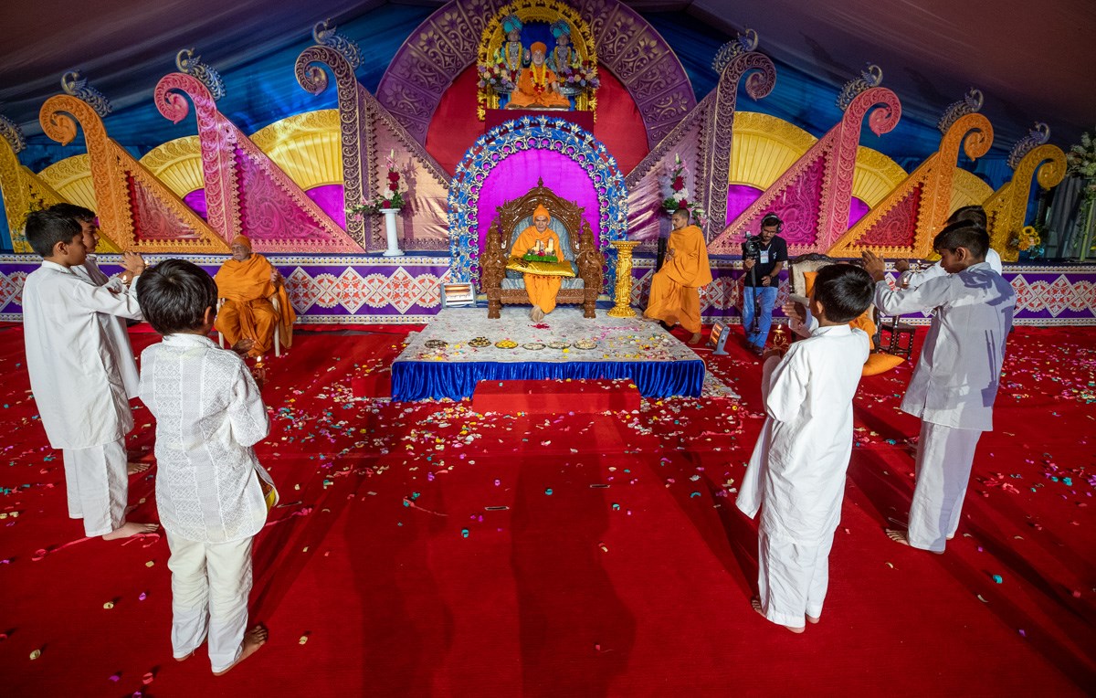 Children perform arti of Shri Harikrishna Maharaj and Swamishri