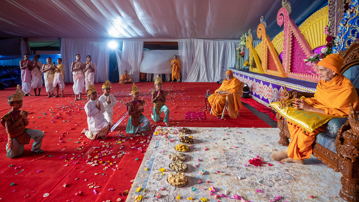 Children pray before Swamishri