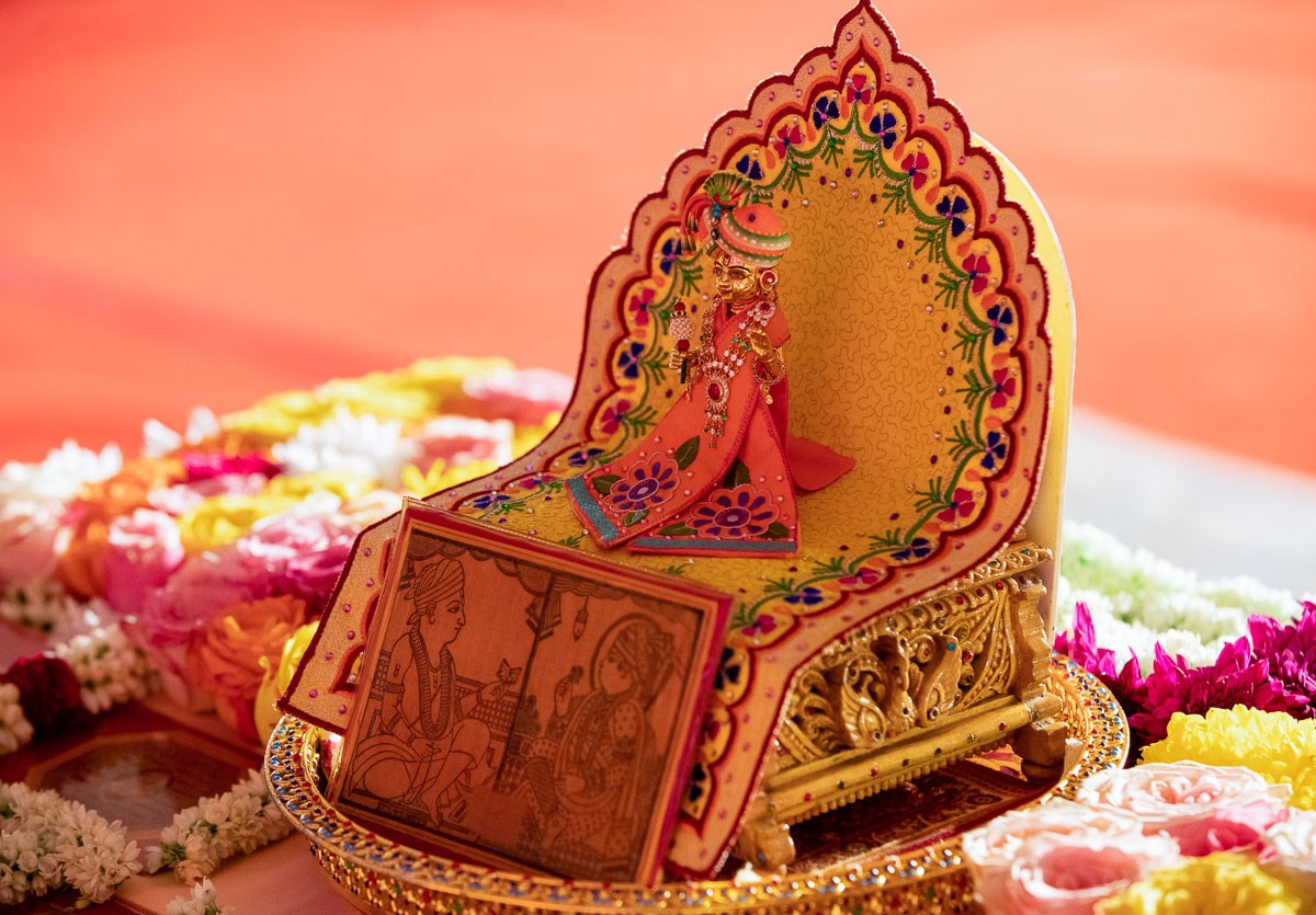 Shri Harikrishna Maharaj in Swamishri's puja