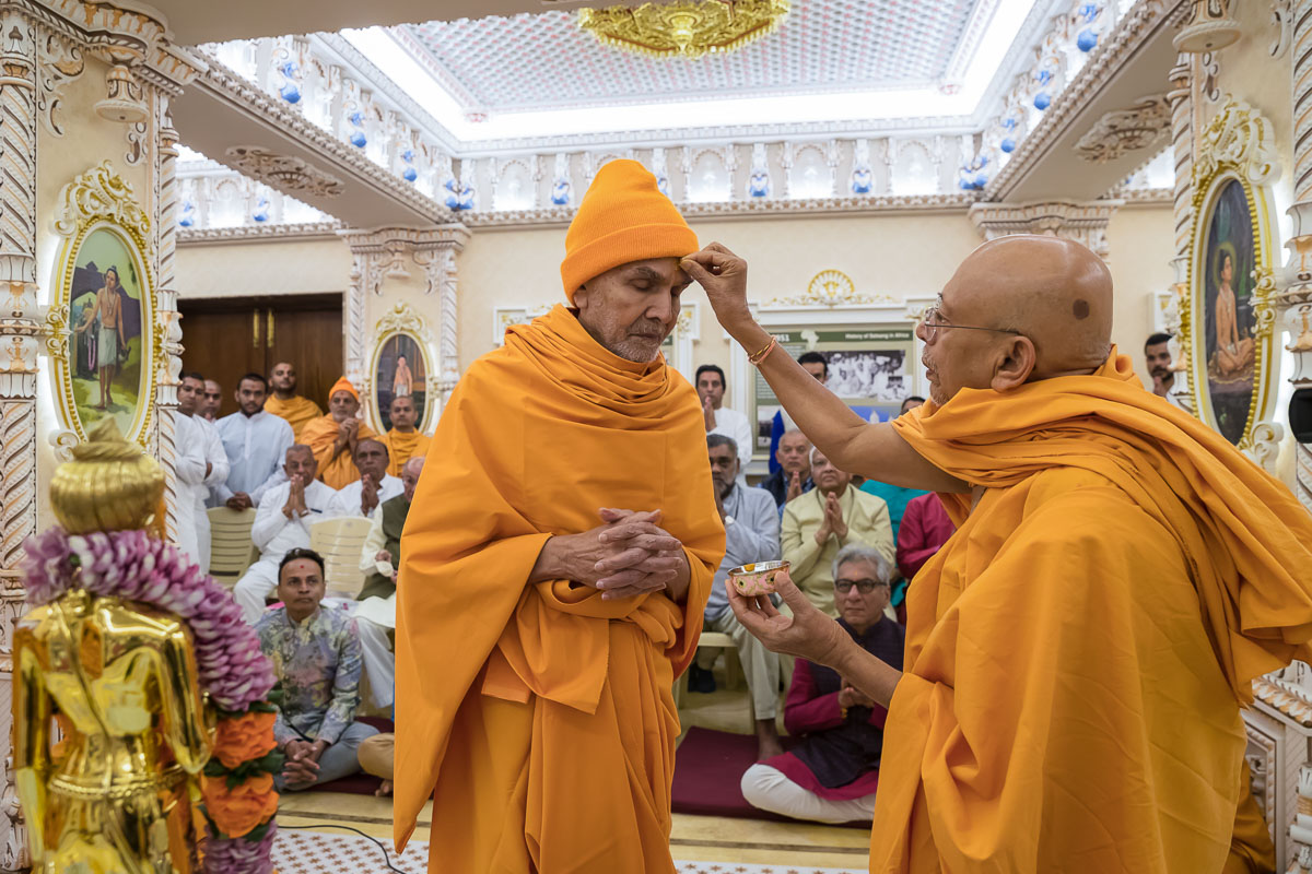 Pujya Tyagvallabh Swami performs pujan of Swamishri